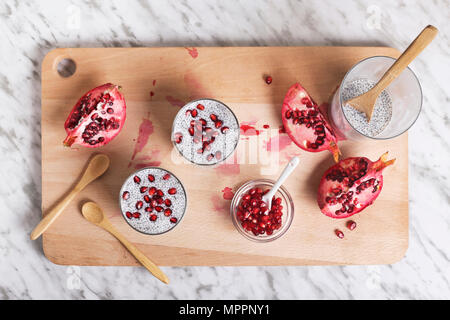 Due bicchieri di chia pudding con semi di melograno Foto Stock