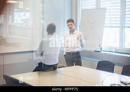 Due proprietari avente una riunione in ufficio Foto Stock