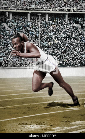Jesse Owens all'inizio dell'200 metri al ai Giochi Olimpici di Berlino, 1936. Artista: sconosciuto. Foto Stock