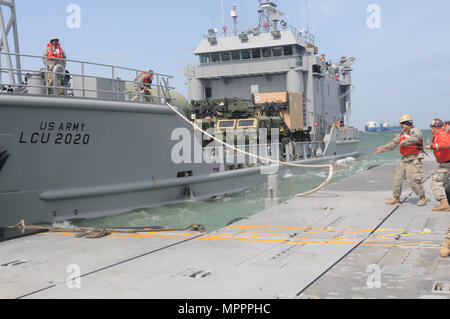 POHANG, Repubblica di Corea - i soldati attaccati a 331Transportation Company moor linee su Trident Pier rampa per supportare e posizionare il Landing Craft Utility nave 2020 durante il funzionamento Pacific raggiungere 2017 in Pohang Repubblica di Corea, 10 aprile. I membri del servizio da parte dell'Esercito, Marina e Marines si sono riuniti per partecipare al combinato di esercizio congiunto che testato Logistica Over-the-shore, per via navigabile e Air Terminal punto di alimentazione capacità. Foto Stock