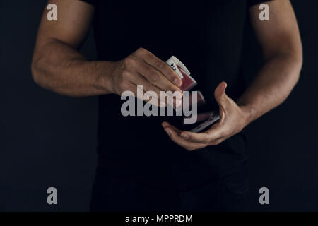 Mani dell'uomo shuffling cards Foto Stock