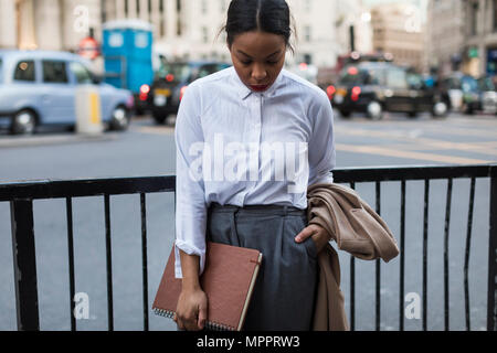 UK, Londra, imprenditrice attesa sulla strada Foto Stock