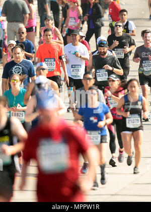 Homer Lee (centro, camicia bianca) rappresenta il 163d Ala di attacco durante il funzionamento del xviii miglio della trentaduesima annuale di Los Angeles Marathon dal Dodger Stadium al Molo di Santa Monica il 19 marzo 2017. La 26.2 miglia di corso ha portato i partecipanti dal Dodger Stadium attraverso Los Angeles con vista oceano termina al Molo di Santa Monica. (Air National Guard foto di Airman 1° classe Housman Crystal) Foto Stock