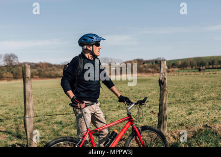 Mountainbiker con il ciclismo casco Foto Stock