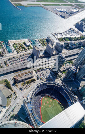 Toronto Canada, CN Tower, Sky Pod, vista della finestra, Rogers Centre, centro, squadra di baseball della Blue Jays Major League, giorno della partita, stadio, lago Ontario, porto, porto Foto Stock