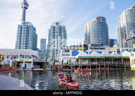 Toronto Canada,Queen's Quay West,Harbourfront Centre,centro,Waterfront,CN Tower,condominio appartamenti edificio edifici ho Foto Stock