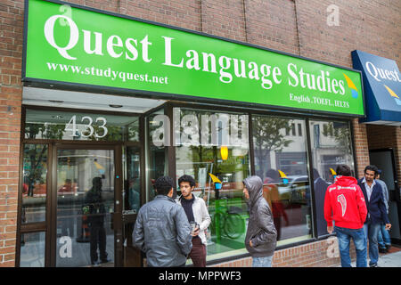 Toronto Canada,Yonge Street,storefront,language,bilingue School,quest language,bilingue Studies,teaching,learning,english,english as a Foreign language Foto Stock