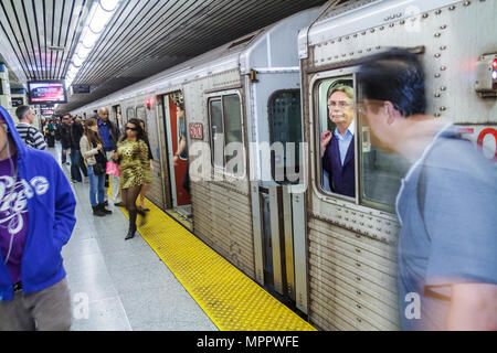 Toronto Canada, College Station, Yonge Yellow Line, TTC, Toronto Transit Commission, metropolitana, treno, treno, trasporti pubblici, imbarco, pendolari, pendolari, a Foto Stock