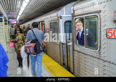 Toronto Canada,College Station,Yonge Yellow Line,TTC,Toronto Transit Commission,metropolitana,treno,treno,imbarco,penduter,pendolari,uomo uomo maschio,donna fema Foto Stock