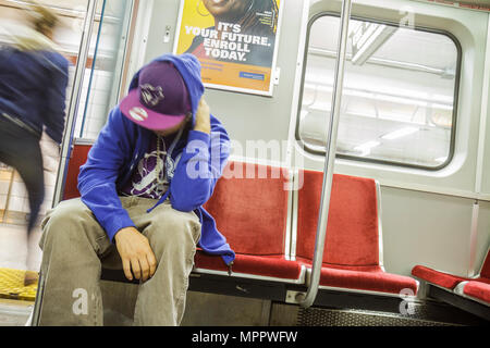 Toronto Canada, Bloor Green Line, TTC, Toronto Transit Commission, metropolitana, treno, treno, trasporti pubblici, pendolari, pendolari, ragazzi, ragazzi maschi bambini chil Foto Stock