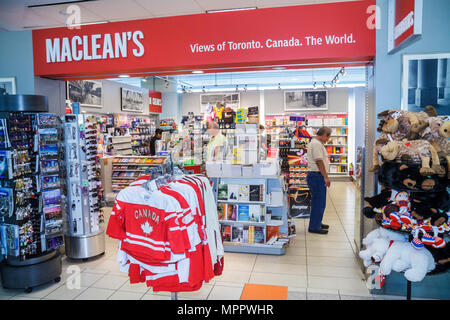 Toronto Canada,Lester B. Pearson International Airport,YYZ,aviazione,terminal,Maclean's,negozio di articoli da regalo,souvenir,regali,uomo uomini maschio adulti,shopping sh Foto Stock