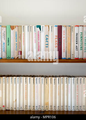 Una grande collezione di osservatori vintage libri su uno scaffale. Osservatore di libri coperti di una vasta gamma di argomenti tra cui hobby, arte, storia e natura. Essi sono stati una serie di piccolo e tascabile di libri pubblicati da Frederick Warne & Co nel Regno Unito dal 1937 al 2003. Foto Stock