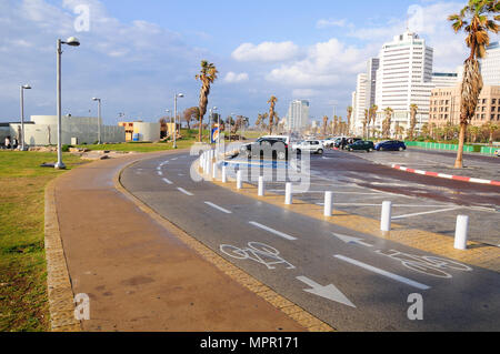 Strada di bicicletta in riva al mare quartiere della città in prossimità di una delle zone costiere di zone di parcheggio. Foto Stock