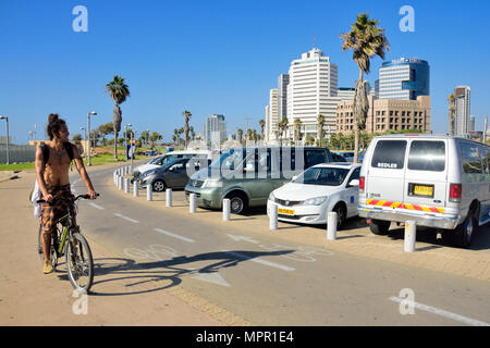 Strada di bicicletta in riva al mare distretto di Tel Aviv in prossimità di una delle zone costiere di zone di parcheggio. Foto Stock