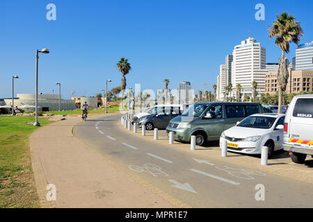 Strada di bicicletta in riva al mare quartiere della città in prossimità di una delle zone costiere di zone di parcheggio. Foto Stock