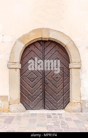 Arco in legno porta nella chiesa Foto Stock