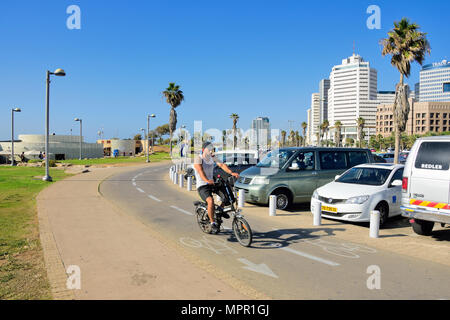 Strada di bicicletta in riva al mare distretto di Tel Aviv in prossimità di una delle zone costiere di zone di parcheggio. Foto Stock