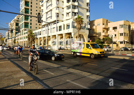 Tel Aviv autostrada costiera e modo di bicicletta in riva al mare quartiere della città con la fila di hotel. Foto Stock