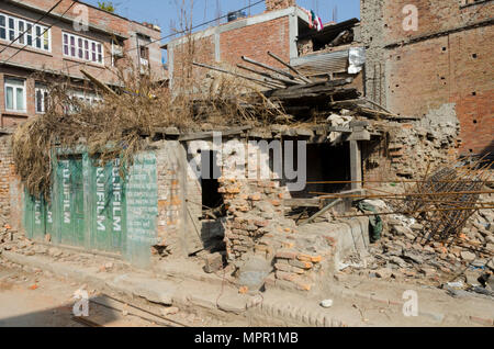 Terremoto danni alle case, Bhaktapur, Kathmandu, Nepal Foto Stock