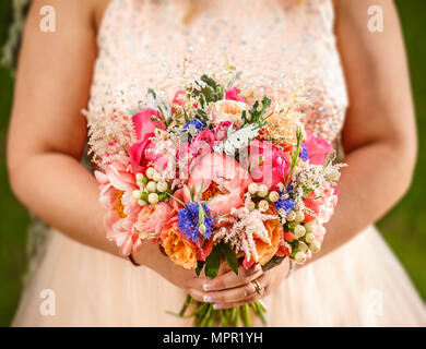 Bellezza Bouquet nozze in sposa le mani Foto Stock