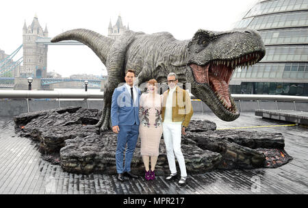 Chris Pratt (sinistra), Bryce Dallas Howard (centro), Jeff Goldblum frequentando un photocall per mondo giurassico: caduti unito, tenutosi presso la strada di Londra. Foto Stock