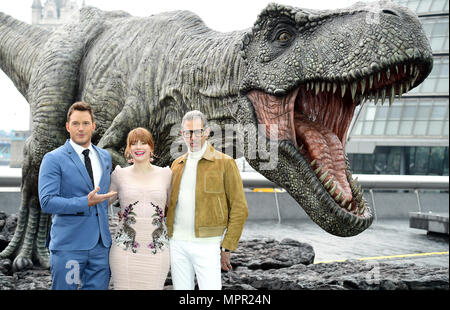 Chris Pratt (sinistra), Bryce Dallas Howard (centro) e Jeff Goldblum (destra) frequentando un photocall per mondo giurassico: caduti unito, tenutosi presso la strada di Londra. Foto Stock