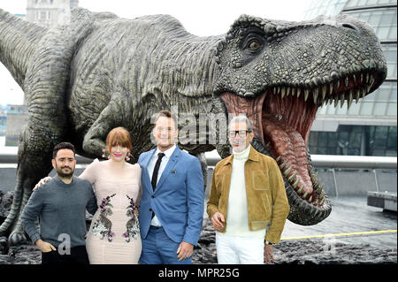 Direttore J.A. Bayona (sinistra), Bryce Dallas Howard (seconda a sinistra), Chris Pratt e Jeff Goldblum (destra) frequentando un photocall per mondo giurassico: caduti unito, tenutosi presso la strada di Londra. Foto Stock