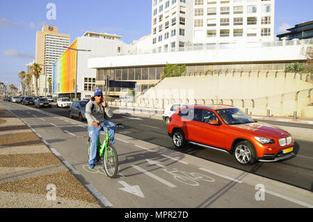 Tel Aviv strada costiera in riva al mare quartiere della città. Foto Stock