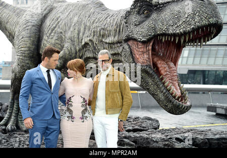 Chris Pratt (sinistra), Bryce Dallas Howard e Jeff Goldblum (destra) frequentando un photocall per mondo giurassico: caduti unito, tenutosi presso la strada di Londra. Foto Stock