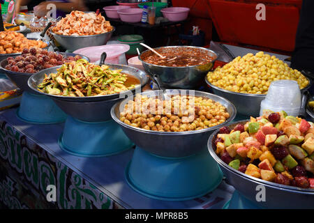 Cibo stand con piatti tipici, Mercato Chillva, Phuket, Tailandia Foto Stock