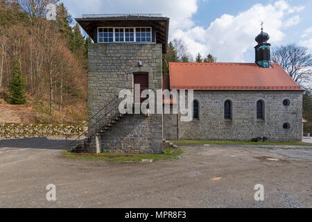 Ex torre di avvistamento e cappella devozionale in campo di concentramento Flossenbürg memorial, Flossenbürg, Alto Palatinato, Bavaria Foto Stock