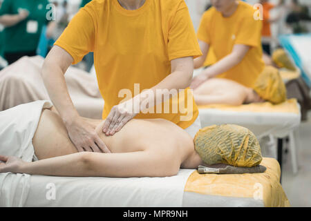 Massaggiatore professionista facendo massaggi della donna messa a fuoco selezionata Foto Stock