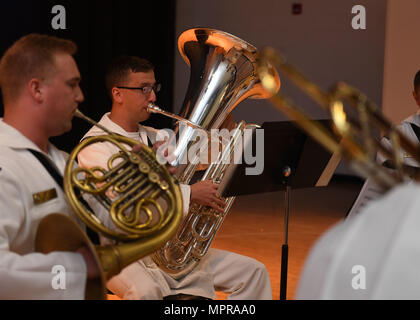 170407-N-LQ926-089 GULFPORT, Miss. (7 aprile 2017) musicista 2a classe Colleen Shifflett suona la tromba durante una banda della marina a sud-est il quintetto di prestazioni a Gulfport High School di Gulfport Miss. durante la costa del Golfo del Mississippi Navy settimana. Gulfport Biloxi/è una delle regioni selezionate per ospitare un 2017 Navy la settimana, una settimana dedicata a sollevare U.S. Navy in consapevolezza attraverso irradiazione locale, nel servizio alla comunità e mostre. (U.S. Foto di Marina di Massa lo specialista di comunicazione 2a classe Alex Van'tLeven/rilasciato) Foto Stock