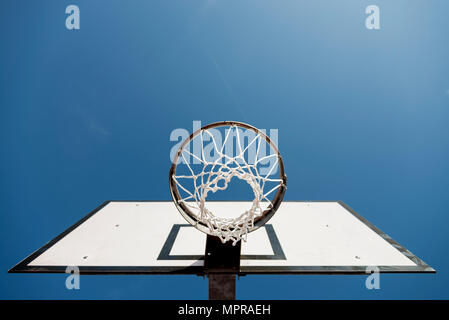 Basketball hoop contro il cielo blu Foto Stock