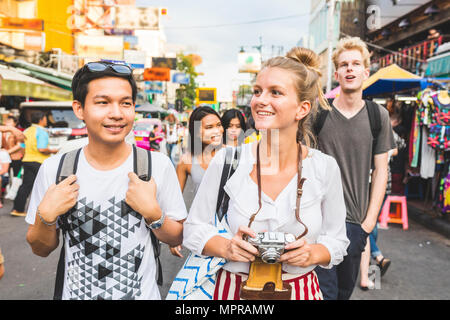 Thailandia, Bangkok, Khao San Road e ritratti di amici a visitare la città Foto Stock