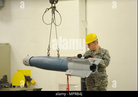 Airman 1. Classe Stephen Walters, 5° Squadrone di munizioni di tipo convenzionale per il tecnico di manutenzione, guida un inerte GBU-12 come bomba è spostata per la manutenzione a Minot Air Force Base, N.D., 5 aprile 2017. La consapevolezza situazionale e il lavoro di squadra è essenziale per la sicurezza e un trasporto efficace di sistemi di armi sulla base. (U.S. Air Force foto/Senior Airman Kristoffer Kaubisch) Foto Stock