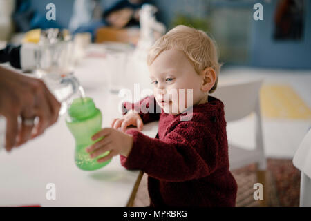 Baby boy con borraccia Foto Stock