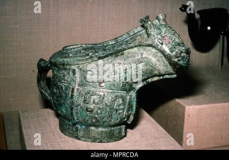 Bronzo cinese rituale recipiente di vino, tarda dinastia Shang 12th-11secolo A.C. Artista: sconosciuto. Foto Stock