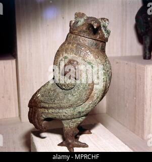 Bronzo cinese Wine-Vessel o Tsun, in forma di Gufo Short-Eared, xi secolo BC-10secolo A.C. Artista: sconosciuto. Foto Stock