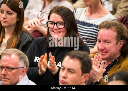 Un diruttore all ottavo emendamento della Costituzione irlandese indossa un abrogazione t-shirt durante il leader laburista Jeremy Corbyn's lezione presso Whitla Hall al Queens University di Belfast durante la sua prima visita in Irlanda del Nord come leader del partito. Foto Stock