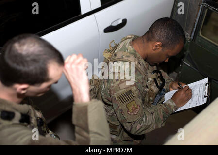 Senior Airman Michael Ripple, 791st Missile delle forze di sicurezza risposta squadron leader di forza e lo Staff Sgt. Calvin Smith, 91Missile forza di sicurezza volo squadrone controller di sicurezza, rivedere un pre-missione la lista di controllo del veicolo in corrispondenza di Minot Air Force Base, N.D., Marzo 28, 2017. Controlli del veicolo consentono di prevenire i guasti e di identificare altri potenziali problemi. (U.S. Air Force foto/Airman 1. Classe Austin M. Thomas) Foto Stock