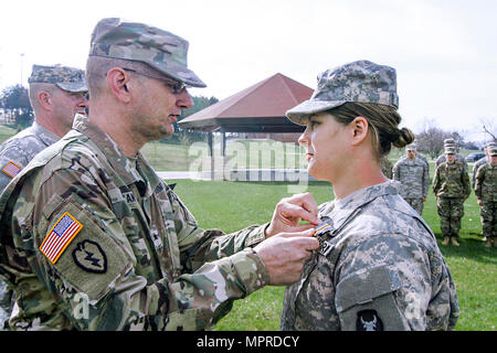 Brig. Gen. Steve Altman, vice comandante generale di manovra, Iowa Guardia nazionale, perni di Iowa Guardia Nazionale medaglia al Merito sul SPC. Lauren E. Kopetzky, un soldato da società C, 224th ingegnere vigili del Battaglione, Iowa esercito Guardia nazionale in base a Cedar Rapids, Iowa, nel corso di una cerimonia presso il Camp Dodge manovra comune centro di formazione, in Johnston, Iowa. Kopetzky è stato riconosciuto per la fornitura di aiuti a una vittima di ripresa in Ames, Iowa, il 9 agosto 2016. (U.S. Esercito nazionale Guard foto di Sgt. 1. Classe David L. Meyer) Foto Stock