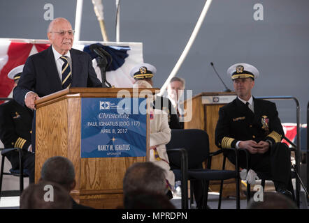 170408-N-ES994-637 PASCAGOULA, Miss. (8 aprile 2017) Paolo Ignazio parla durante la cerimonia di battesimo per la marina militare della nuovissima Arleigh Burke-class destroyer il futuro USS Paolo Ignazio (DDG 117). La nave è denominato per l ex segretario della Marina Paolo Ignazio, che ha servito come segretario della Marina dal 1967 al 1969 e fu Assistente del Segretario della Difesa durante il presidente Lyndon B. Johnson's administration. (U.S. Foto della marina da capo la comunicazione di massa specialista Elliott Fabrizio/rilasciato) Foto Stock