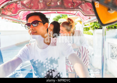 Thailandia, Bangkok, amici equitazione tuk tuk Foto Stock