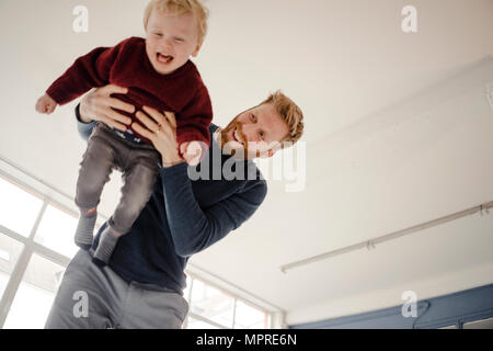 Padre e Figlio bambino divertirsi insieme a casa Foto Stock