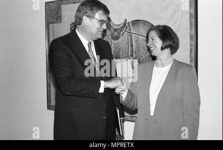 La United States Agency for International Development (USAID) è un'agenzia indipendente del governo degli Stati Uniti fondata nel 1961 per gestire programmi di aiuto e sviluppo stranieri in tutto il mondo. L'immagine di archivio registra uomini e donne che conversano all'interno di un'impostazione USAID, indicando la comunicazione ufficiale o l'impegno relativo al programma. Foto Stock