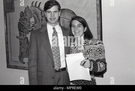 La United States Agency for International Development (USAID) è un'agenzia indipendente del governo degli Stati Uniti responsabile della gestione degli aiuti esteri e dell'assistenza allo sviluppo dal 1961. L'immagine di archivio registra uomini e donne impegnati in discussioni all'interno di un ambiente correlato all'USAID, indicando interazioni ufficiali o programmatiche. Foto Stock