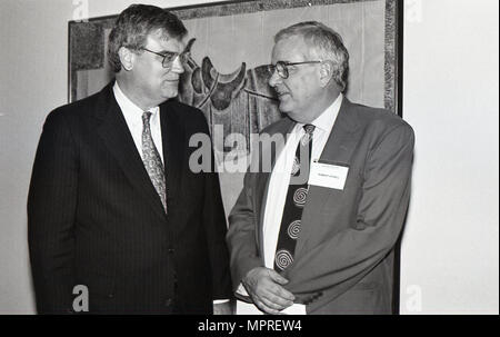 La United States Agency for International Development (USAID) è la principale agenzia governativa degli Stati Uniti responsabile della gestione degli aiuti civili stranieri sin dalla sua istituzione nel 1961. L'immagine d'archivio documenta uomini e donne che parlano all'interno di un ambiente USAID, indicando la comunicazione ufficiale collegata agli sforzi di sviluppo o assistenza. Foto Stock