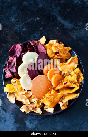 Fette di ortaggi a radice e trucioli di vegetali in vaso Foto Stock