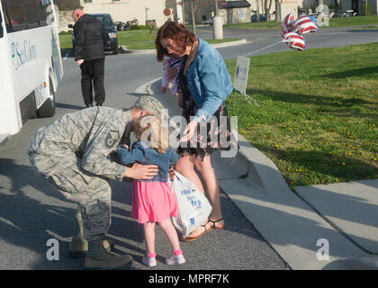 Master Sergeant assegnato al 46th Aerial Port Squadron serve nella United States Air Force come artigiano del trasporto aereo a supporto delle operazioni aeree portuali. Lo Squadron fa parte del 512th Airlift Wing presso dover Air Force base, Delaware. Questa immagine d'archivio registra una riunione con la famiglia a seguito di un dispiegamento di sei mesi alla base aerea di al Udeid, in Qatar, l'11 aprile 2017. Foto Stock